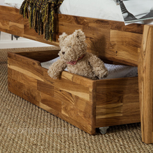 Lae piltide sirvija tammepuidust voodikast