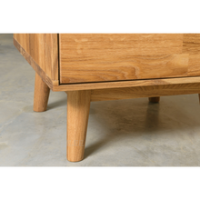 Lae piltide sirvija täispuidust jalgadega öökapp