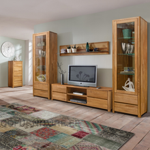 Lae piltide sirvija tammest riiul elutuppa