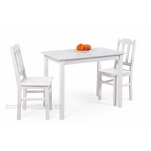 Lae piltide sirvija männipuidust laud valge kööki
