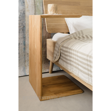 Lae piltide sirvija serveerimislaud puidust voodi juurde magamistuppa
